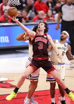 (251228) -- CHICAGO, Dec. 28, 2025 -- Josh Giddey (C) of Chicago Bulls goes for a lay-up during NBA, Basketball Herren, USA regular season basketball game between Milwaukee Bucks and Chicago Bulls at United Center in Chicago, the United States, on Dec. 27, 2025. (Photo by Xinhua) (SP)U.S.-CHICAGO-BASKETBALL-NBA-BUCKS VS BULLS JoelxLerner 