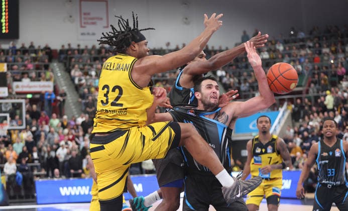 Ludwigsburg , easyCredit Basketball Bundesliga MHP Riesen Ludwigsburg vs. Science City Jena , von links: Keeshawn Kellman ( Riesen ) Alex Herrera ( Jena )