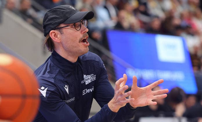 Ludwigsburg , easyCredit Basketball Bundesliga MHP Riesen Ludwigsburg vs. Science City Jena , Trainer Björn Harmsen ( Jena )