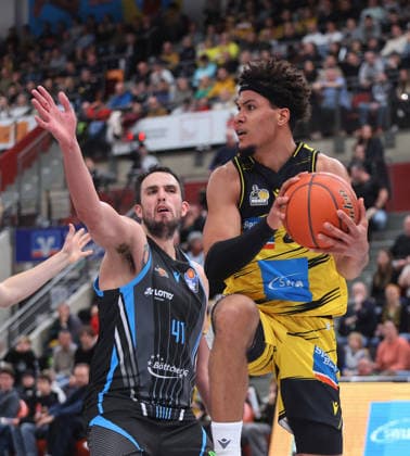 Ludwigsburg , easyCredit Basketball Bundesliga MHP Riesen Ludwigsburg vs. Science City Jena , von links: Alex Herrera ( Jena ) Brandon Tischler ( Riesen )