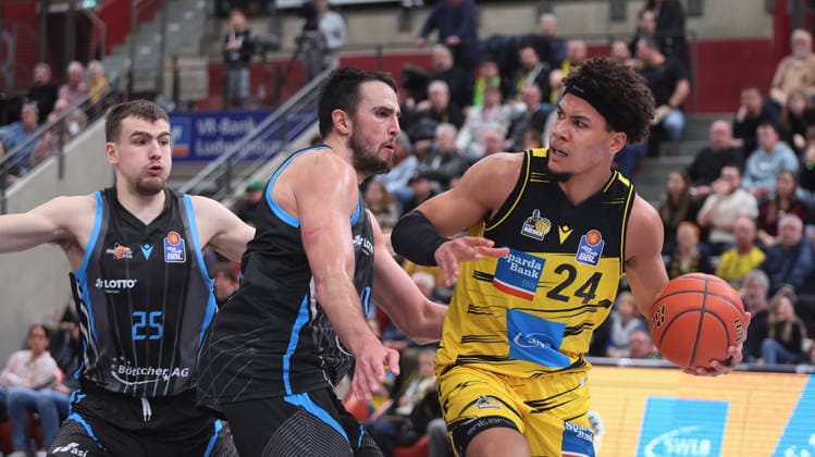Ludwigsburg , easyCredit Basketball Bundesliga MHP Riesen Ludwigsburg vs. Science City Jena , von links: Lorenz Bank ( Jena ) Alex Herrera ( Jena ) Brandon Tischler ( Riesen )