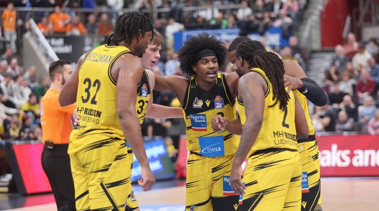 Ludwigsburg , easyCredit Basketball Bundesliga MHP Riesen Ludwigsburg vs. Science City Jena , mitte: Stefam Smith ( Riesen )