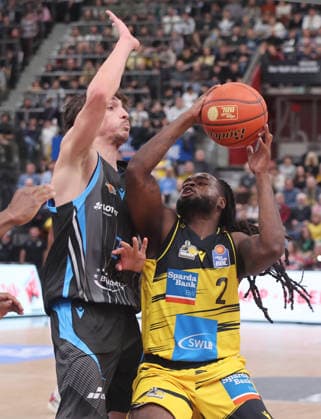 Ludwigsburg , easyCredit Basketball Bundesliga MHP Riesen Ludwigsburg vs. Science City Jena , von links: Kristofer Krause ( Jena ) Tray Buchanan ( Riesen )