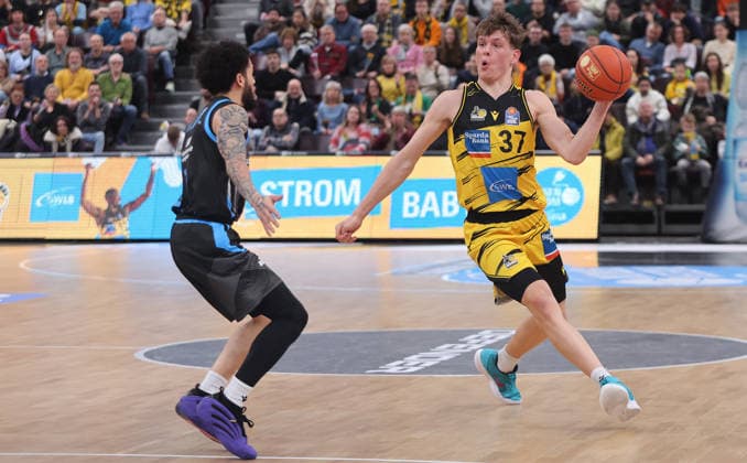 Ludwigsburg , easyCredit Basketball Bundesliga MHP Riesen Ludwigsburg vs. Science City Jena , von links: Tavian Dunn-Martin ( Jena ) Julias Baumer ( Riesen )