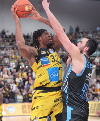 Ludwigsburg , easyCredit Basketball Bundesliga MHP Riesen Ludwigsburg vs. Science City Jena , von links: Keeshawn Kellman ( Riesen ) Alex Herrera ( Jena )