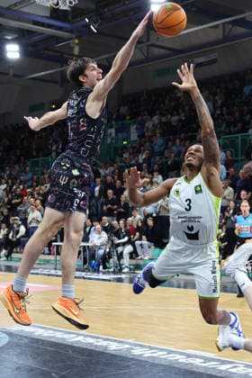 15. Spieltag der Basketball 2. Bundesliga ProA in der Oberfrankenhalle in Bayreuth Saison 2025-2026 BBC Bayreuth gegen Uni Baskets Münster Rayshawn Mart (BBC Bayreuth) -3- rechts Andrew OÂ Brien (Uni Baskets Münster) -0- links
