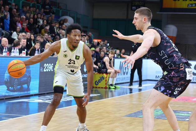 15. Spieltag der Basketball 2. Bundesliga ProA in der Oberfrankenhalle in Bayreuth Saison 2025-2026 BBC Bayreuth gegen Uni Baskets Münster KeVaughn Allen (BBC Bayreuth) -23- links Neil Masnic (Uni Baskets Münster) -8- rechts