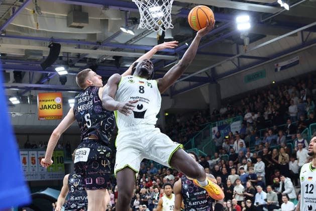 15. Spieltag der Basketball 2. Bundesliga ProA in der Oberfrankenhalle in Bayreuth Saison 2025-2026 BBC Bayreuth gegen Uni Baskets Münster Nat Diallo (BBC Bayreuth) -8- rechts Neil Masnic (Uni Baskets Münster) -8- links