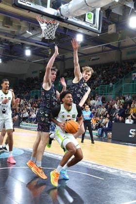 15. Spieltag der Basketball 2. Bundesliga ProA in der Oberfrankenhalle in Bayreuth Saison 2025-2026 BBC Bayreuth gegen Uni Baskets Münster Cantia Rahming (BBC Bayreuth) -12- mitte Andrew OÂ Brien (Uni Baskets Münster) -0- links Paul Viefhues (Uni Baskets Münster) -3- rechts