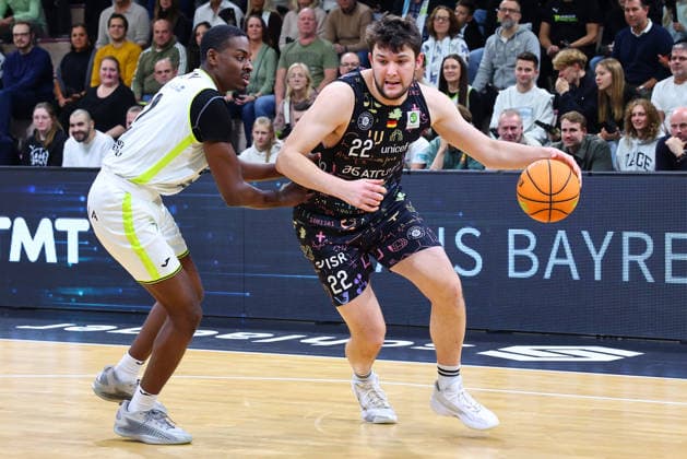 15. Spieltag der Basketball 2. Bundesliga ProA in der Oberfrankenhalle in Bayreuth Saison 2025-2026 BBC Bayreuth gegen Uni Baskets Münster Tehree Horn (BBC Bayreuth) -2- links Cosmo Grühn (Uni Baskets Münster) -22- rechts
