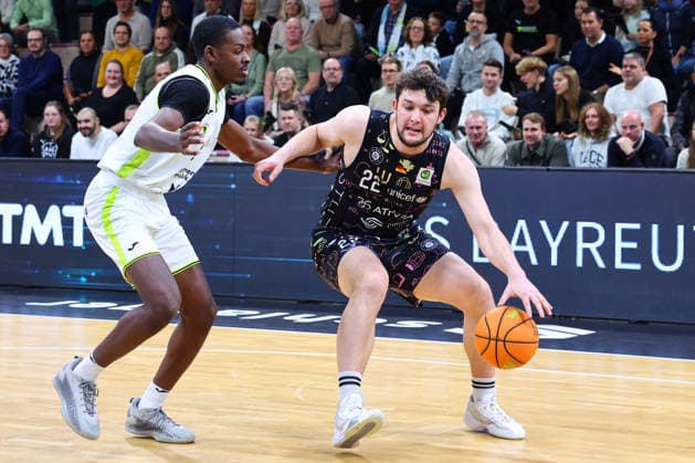 15. Spieltag der Basketball 2. Bundesliga ProA in der Oberfrankenhalle in Bayreuth Saison 2025-2026 BBC Bayreuth gegen Uni Baskets Münster Tehree Horn (BBC Bayreuth) -2- links Cosmo Grühn (Uni Baskets Münster) -22- rechts