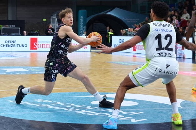 15. Spieltag der Basketball 2. Bundesliga ProA in der Oberfrankenhalle in Bayreuth Saison 2025-2026 BBC Bayreuth gegen Uni Baskets Münster Cantia Rahming (BBC Bayreuth) -12- rechts Thore Dilschmann (Uni Baskets Münster) -6- links
