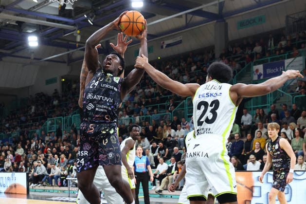 15. Spieltag der Basketball 2. Bundesliga ProA in der Oberfrankenhalle in Bayreuth Saison 2025-2026 BBC Bayreuth gegen Uni Baskets Münster KeVaughn Allen (BBC Bayreuth) -23- rechts Jason Ani (Uni Baskets Münster) -24- links