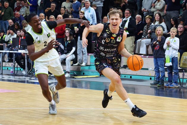 15. Spieltag der Basketball 2. Bundesliga ProA in der Oberfrankenhalle in Bayreuth Saison 2025-2026 BBC Bayreuth gegen Uni Baskets Münster Tehree Horn (BBC Bayreuth) -2- links Thore Dilschmann (Uni Baskets Münster) -6- rechts