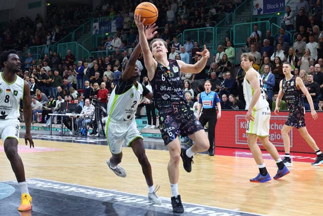 15. Spieltag der Basketball 2. Bundesliga ProA in der Oberfrankenhalle in Bayreuth Saison 2025-2026 BBC Bayreuth gegen Uni Baskets Münster Tehree Horn (BBC Bayreuth) -2- links Thore Dilschmann (Uni Baskets Münster) -6- rechts