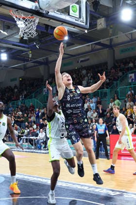 15. Spieltag der Basketball 2. Bundesliga ProA in der Oberfrankenhalle in Bayreuth Saison 2025-2026 BBC Bayreuth gegen Uni Baskets Münster Tehree Horn (BBC Bayreuth) -2- links Thore Dilschmann (Uni Baskets Münster) -6- rechts