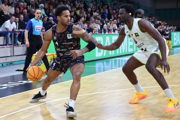 15. Spieltag der Basketball 2. Bundesliga ProA in der Oberfrankenhalle in Bayreuth Saison 2025-2026 BBC Bayreuth gegen Uni Baskets Münster Nat Diallo (BBC Bayreuth) -8- rechts Nicholas Khalil McMullen (Uni Baskets Münster) -4- links
