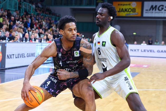 15. Spieltag der Basketball 2. Bundesliga ProA in der Oberfrankenhalle in Bayreuth Saison 2025-2026 BBC Bayreuth gegen Uni Baskets Münster Nat Diallo (BBC Bayreuth) -8- rechts Nicholas Khalil McMullen (Uni Baskets Münster) -4- links