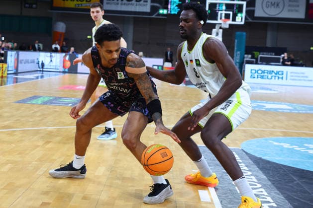 15. Spieltag der Basketball 2. Bundesliga ProA in der Oberfrankenhalle in Bayreuth Saison 2025-2026 BBC Bayreuth gegen Uni Baskets Münster Nat Diallo (BBC Bayreuth) -8- rechts Nicholas Khalil McMullen (Uni Baskets Münster) -4- links