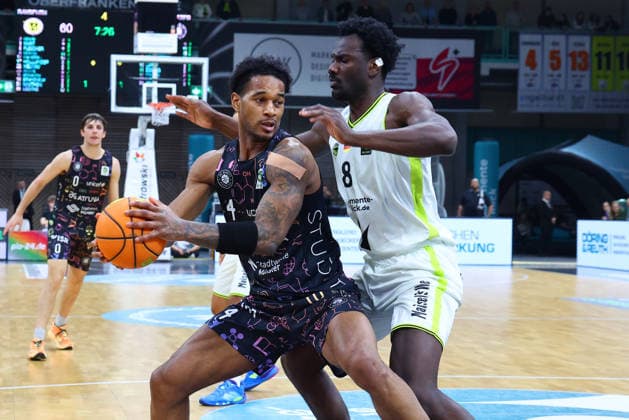 15. Spieltag der Basketball 2. Bundesliga ProA in der Oberfrankenhalle in Bayreuth Saison 2025-2026 BBC Bayreuth gegen Uni Baskets Münster Nat Diallo (BBC Bayreuth) -8- rechts Nicholas Khalil McMullen (Uni Baskets Münster) -4- links
