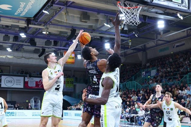 15. Spieltag der Basketball 2. Bundesliga ProA in der Oberfrankenhalle in Bayreuth Saison 2025-2026 BBC Bayreuth gegen Uni Baskets Münster Nat Diallo (BBC Bayreuth) -8- rechts Moritz Plescher (BBC Bayreuth) -6- links Nicholas Khalil McMullen (Uni Baskets Münster) -4- mitte