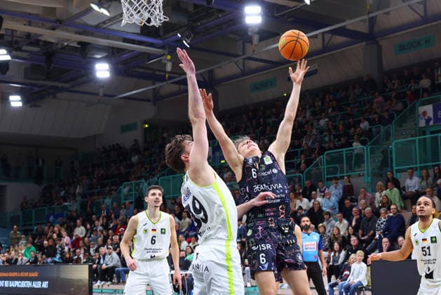 15. Spieltag der Basketball 2. Bundesliga ProA in der Oberfrankenhalle in Bayreuth Saison 2025-2026 BBC Bayreuth gegen Uni Baskets Münster Willem Brandwijk (BBC Bayreuth) -39- links Thore Dilschmann (Uni Baskets Münster) -6- rechts