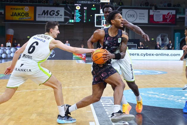 15. Spieltag der Basketball 2. Bundesliga ProA in der Oberfrankenhalle in Bayreuth Saison 2025-2026 BBC Bayreuth gegen Uni Baskets Münster Moritz Plescher (BBC Bayreuth) -6- links Nicholas Khalil McMullen (Uni Baskets Münster) -4- rechts