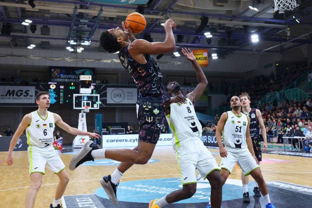 15. Spieltag der Basketball 2. Bundesliga ProA in der Oberfrankenhalle in Bayreuth Saison 2025-2026 BBC Bayreuth gegen Uni Baskets Münster Nat Diallo (BBC Bayreuth) -8- rechts Moritz Plescher (BBC Bayreuth) -6- links Nicholas Khalil McMullen (Uni Baskets Münster) -4- mitte