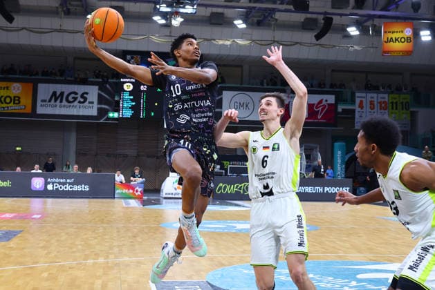 15. Spieltag der Basketball 2. Bundesliga ProA in der Oberfrankenhalle in Bayreuth Saison 2025-2026 BBC Bayreuth gegen Uni Baskets Münster Moritz Plescher (BBC Bayreuth) -6- rechts Lamont Jukian Larry (Uni Baskets Münster) -10- links