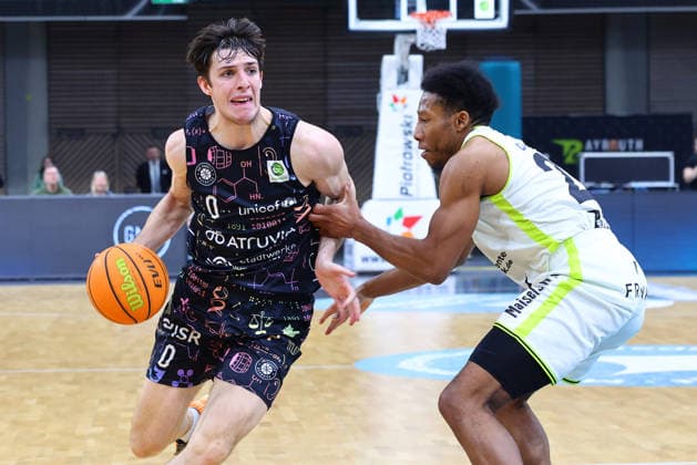 15. Spieltag der Basketball 2. Bundesliga ProA in der Oberfrankenhalle in Bayreuth Saison 2025-2026 BBC Bayreuth gegen Uni Baskets Münster KeVaughn Allen (BBC Bayreuth) -23- rechts Andrew OÂ Brien (Uni Baskets Münster) -0- links