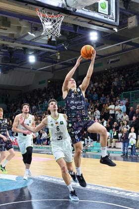 15. Spieltag der Basketball 2. Bundesliga ProA in der Oberfrankenhalle in Bayreuth Saison 2025-2026 BBC Bayreuth gegen Uni Baskets Münster Moritz Plescher (BBC Bayreuth) -6- links Thore Dilschmann (Uni Baskets Münster) -6- rechts