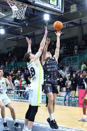 15. Spieltag der Basketball 2. Bundesliga ProA in der Oberfrankenhalle in Bayreuth Saison 2025-2026 BBC Bayreuth gegen Uni Baskets Münster Willem Brandwijk (BBC Bayreuth) -39- links Thore Dilschmann (Uni Baskets Münster) -6- rechts