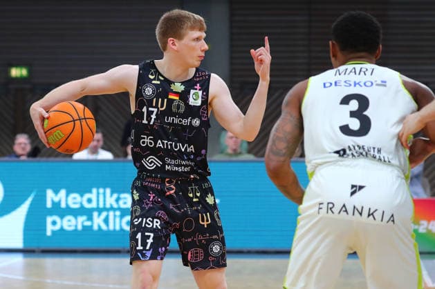 15. Spieltag der Basketball 2. Bundesliga ProA in der Oberfrankenhalle in Bayreuth Saison 2025-2026 BBC Bayreuth gegen Uni Baskets Münster Rayshawn Mart (BBC Bayreuth) -3- rechts Oliver Pahnke (Uni Baskets Münster) -17- links