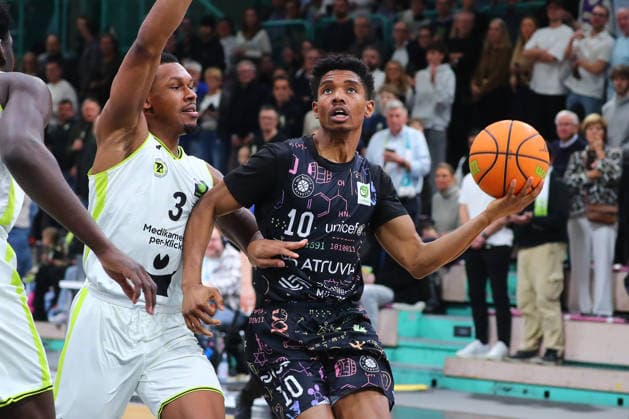 15. Spieltag der Basketball 2. Bundesliga ProA in der Oberfrankenhalle in Bayreuth Saison 2025-2026 BBC Bayreuth gegen Uni Baskets Münster Rayshawn Mart (BBC Bayreuth) -3- links Lamont Jukian Larry (Uni Baskets Münster) -10- rechts