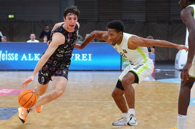 15. Spieltag der Basketball 2. Bundesliga ProA in der Oberfrankenhalle in Bayreuth Saison 2025-2026 BBC Bayreuth gegen Uni Baskets Münster KeVaughn Allen (BBC Bayreuth) -23- rechts Andrew OÂ Brien (Uni Baskets Münster) -0- links