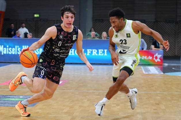 15. Spieltag der Basketball 2. Bundesliga ProA in der Oberfrankenhalle in Bayreuth Saison 2025-2026 BBC Bayreuth gegen Uni Baskets Münster KeVaughn Allen (BBC Bayreuth) -23- rechts Andrew OÂ Brien (Uni Baskets Münster) -0- links