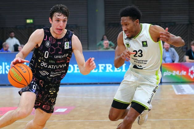 15. Spieltag der Basketball 2. Bundesliga ProA in der Oberfrankenhalle in Bayreuth Saison 2025-2026 BBC Bayreuth gegen Uni Baskets Münster KeVaughn Allen (BBC Bayreuth) -23- rechts Andrew OÂ Brien (Uni Baskets Münster) -0- links
