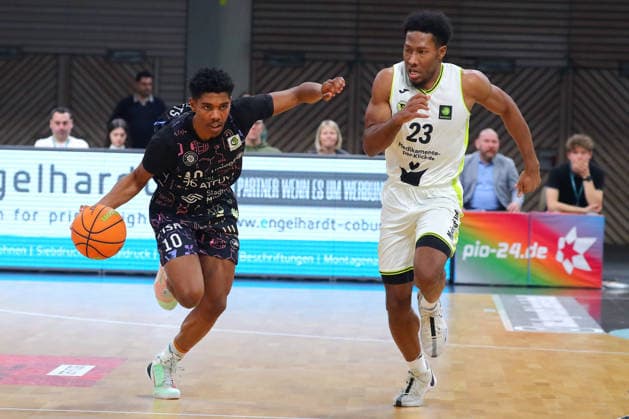 15. Spieltag der Basketball 2. Bundesliga ProA in der Oberfrankenhalle in Bayreuth Saison 2025-2026 BBC Bayreuth gegen Uni Baskets Münster KeVaughn Allen (BBC Bayreuth) -23- rechts Lamont Jukian Larry (Uni Baskets Münster) -10- links