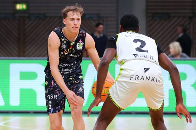 15. Spieltag der Basketball 2. Bundesliga ProA in der Oberfrankenhalle in Bayreuth Saison 2025-2026 BBC Bayreuth gegen Uni Baskets Münster Tehree Horn (BBC Bayreuth) -2- rechts Thore Dilschmann (Uni Baskets Münster) -6- links