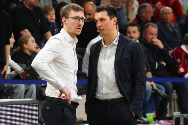 15. Spieltag der Basketball 2. Bundesliga ProA in der Oberfrankenhalle in Bayreuth Saison 2025-2026 BBC Bayreuth gegen Uni Baskets Münster Nils Scheller (BBC Bayreuth Co-Trainer) links Lukas Hofer (BBC Bayreuth Trainer) rechts