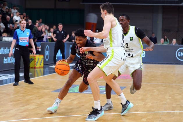 15. Spieltag der Basketball 2. Bundesliga ProA in der Oberfrankenhalle in Bayreuth Saison 2025-2026 BBC Bayreuth gegen Uni Baskets Münster Moritz Plescher (BBC Bayreuth) -6- rechts Lamont Jukian Larry (Uni Baskets Münster) -10- links