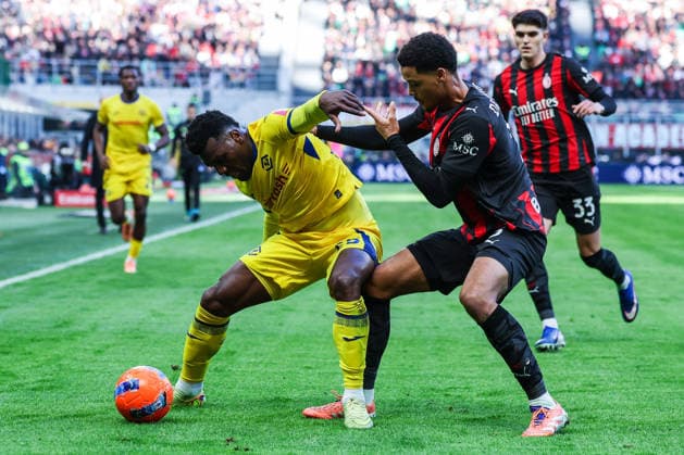 AC Milan vs Hellas Verona FC - Serie A 2025 26 - 28 12 2025 Koni De Winter of AC Milan competes for the ball with Daniel Fernando Mosquera Bonilla of Hellas Verona FC during Serie A 2025 26 football match between AC Milan and Hellas Verona FC at San Siro Stadium in Milan Copyright: xBEAUTIFULxSPORTS Carabellix