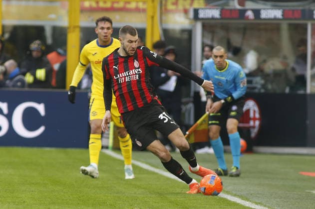 Strahinja Pavlovic of AC Milan play the ball during AC Milan vs Hellas Verona FC, 17Â° Serie A Enilive 2025-26 game at Giuseppe Meazza - San Siro stadium in Milano (MI), Italy, on Dicember 28, 2025.  Copyright: xDavidexCasentini IPAxSportx xipa-agency.netx xx IPA_69512582 IPA_Agency_IPA69512582
