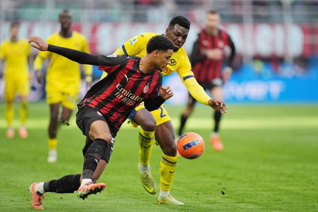 AC Milan s Koni De Winter fights for the ball with Verona™s Daniel Mosquera during the Serie A soccer match between Milan and Hellas Verona at the San Siro Stadium in Milan , north Italy - Sunday , December 28 , 2025. - Soccer .  Copyright: xSpada LaPressex