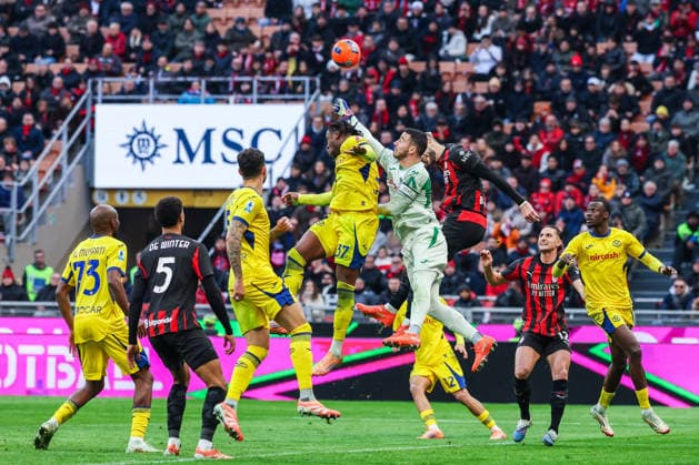 CALCIO - Serie A - AC Milan vs Hellas Verona FC Lorenzo Montipo of Hellas Verona FC seen in action during Serie A 2025 26 football match between AC Milan and Hellas Verona FC at San Siro Stadium in Milan Milan Italy  Copyright: xIPAxSport ABACAx