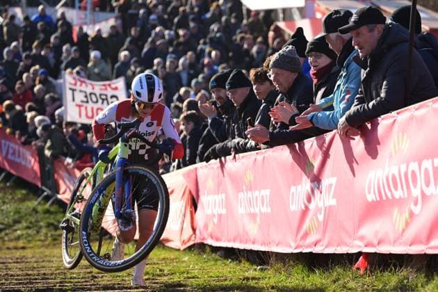 Dutch Lucinda Brand pictured in action during the women s elite race at the World Cup cyclocross cycling event in Dendermonde, Belgium, stage 8 (out of 12) of the UCI World Cup cyclocross competition, Sunday 28 December 2025. DAVIDxPINTENS  x151924895x