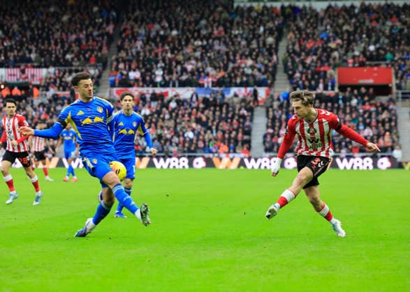 Sunderland v Leeds United Premier League Ethan Ampadu of Leeds United blocks a cross from Dennis Cirkin of Sunderland during the Premier League match at the Stadium of Light, Sunderland 28 12 2025 UK Newspapers OUT Copyright: xFredxPalmerx FIL-22706-0064
