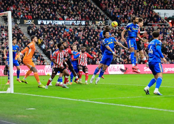 Sunderland v Leeds United Premier League Pascal Struijk of Leeds United heads the balll clear during the Premier League match at the Stadium of Light, Sunderland 28 12 2025 UK Newspapers OUT Copyright: xFredxPalmerx FIL-22706-0065