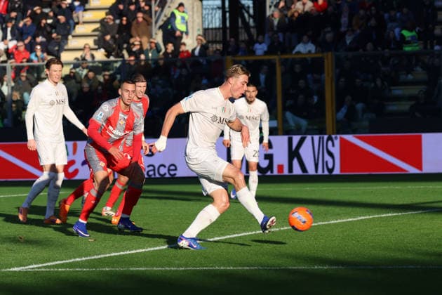 Napoli™s Rasmus Hojlund jubilates after scoring the goal 0-1 during the Serie A soccer match between Cremonese and Napoli at the Giovanni Zini Stadium in Cremona Italy - Sunday, 28 december 2025. - Soccer .  Copyright: xAlbertoxMariani LaPressex