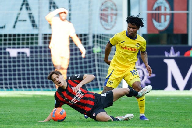 CALCIO - Serie A - AC Milan vs Hellas Verona FC Samuele Ricci of AC Milan under pressure from Gift Orban of Hellas Verona FC during the match of 17th day of the Serie A Championship between AC Milan - Hellas Verona FC at the San Siro Stadium on 28 December 2025 in Milano, MI. during AC Milan vs Hellas Verona FC, Italian soccer Serie A match in Milan, Italy, December 28 2025 Milan Italy  Copyright: xIPAxSport ABACAx